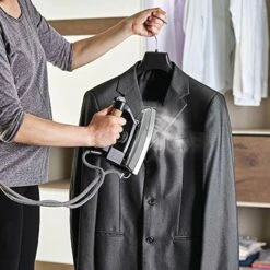 Polti Vaporella 2H Pro Kalstop, Ferro Da Stiro A Vapore Con Caldaia, Tappo Di Sicurezza, 3 Bar, 20 Fiale Di Kalstop Incluse, Grigio/Nero 8 Polti Vaporella 2H Pro Kalstop, Ferro Da Stiro A Vapore Con Caldaia, Tappo Di Sicurezza, 3 Bar, 20 Fiale Di Kalstop Incluse, Grigio/Nero -Pulizia Della Casa 70711010 3